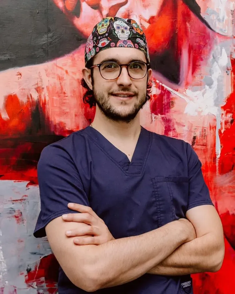 Dr. Adán Soto Ramírez en pijama quirúrgica